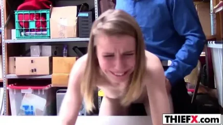 Mulher peitudas pelada levando pirocada na cama quente